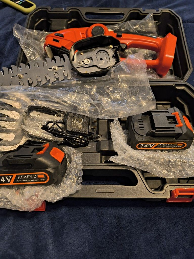 Brand New Hedge Trimmer With Two 24v Batterys & Charger