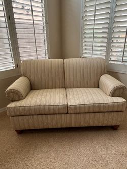 Ethan Allen Love seat 60in Wide