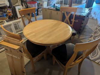 Expanding Maple Pedestal Table with 4 Chairs