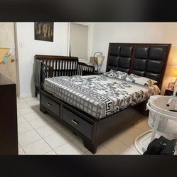 Queen Size Bedroom Set Lots Of Storage 