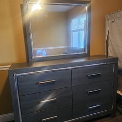 Dresser With Mirror 