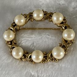 1928 Faux Pearl Oval Brooch Or Scarf In Excellent Condition Classically Designed 