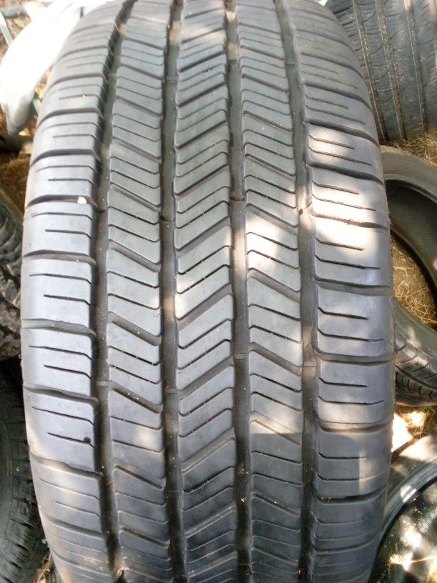 275/55/20 Almost New Lots Of Thread Goodyear Tire Only One Tire $80