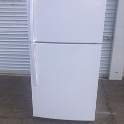 Whirlpool bottom freezer, white, in good condition, clean and nice, one month warranty, delivery available. Dimensions: W33-D31-H66