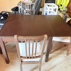 Extendable Table with chairs