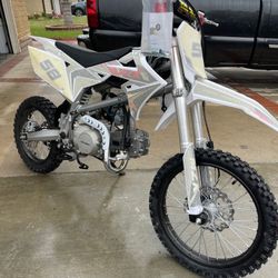 **Brand New Dirt Bike 125cc** - Adult size. - Kick Start. - Manual with Clutch. - 4 gears. - Mph 55-60 - Support up 450 lbs. - Alloy rims and suspensi