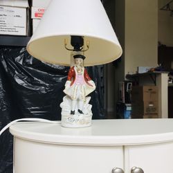 Valentine’s Day! Beautiful Antique table lamp. Baroque Style. Nice and cozy. Like new condition. 2.7/8” x 3.5/8”. 13.1/4” tall. 12” tall with no shade