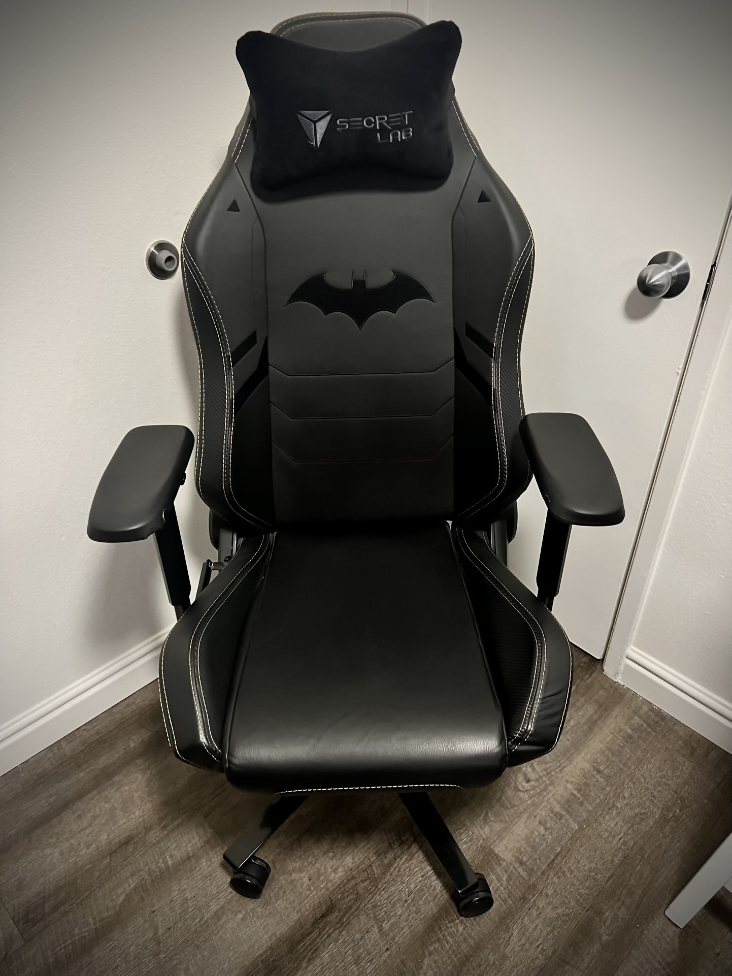 Secretlab Dark Knight Batman Gaming Chair – Premium Condition! 