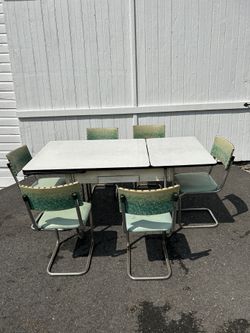 1950’s Vintage Expandable Kitchen Table With Six Chairs