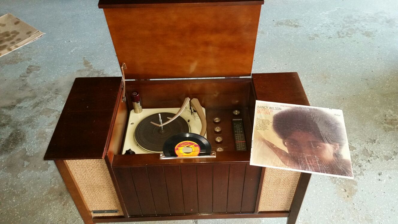 Vintage 1960's GE Hi-Fi Tube Console Radio w/ Turntable