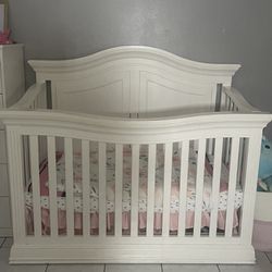 White baby Crib 