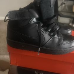 Black Nike Size 4 Kids 