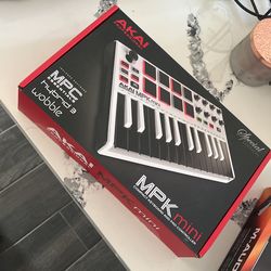 AKAI MPK mini And M AUDIO SP2 Sustain Pedal ——beat Maker ——