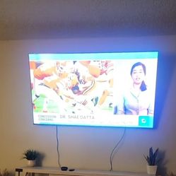 300$ Vizio Smart TV With Mounts Ready Yo Go Had It For 6 Months..