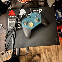 Xbox One X , 3 Games , Five Controllers 