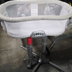 Halo Bassinet Like New 