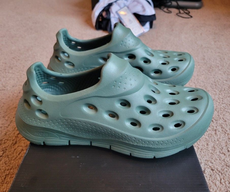 Unisex Sketchers GoFoam Archfit Men's 7 / Women's 9 Closed-Back Clogs