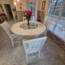 58" diameter Rooms to Go Cindy Crawford collections kitchen table and chairs
