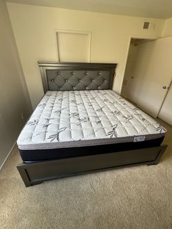 King Size bed frame mattress including. 
New in a box 
We offer delivery and installation    

Cama King size  Colchon incluido  
nueva en caja 
Entre