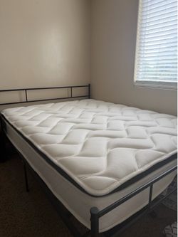 Queen metal Frame Full size mattress