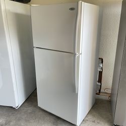 Whirlpool Refrigerator Top Freezer 👌🏠.     🚛