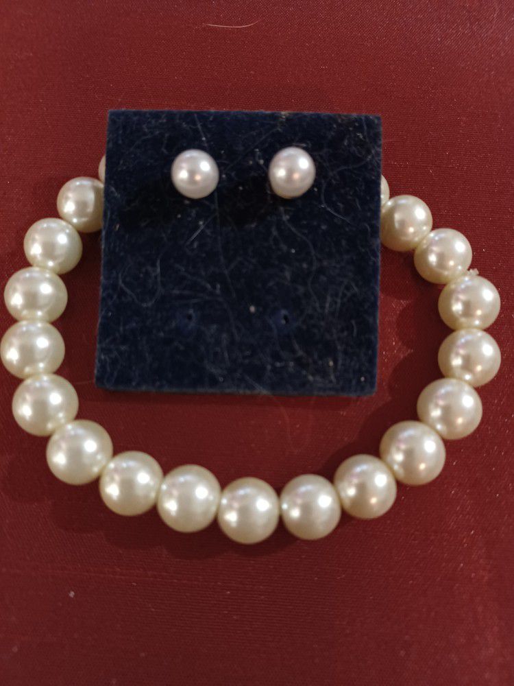 Very Nice Ladies Pearl Stretchey Band Bracelet & Matching Pearl Earrings 