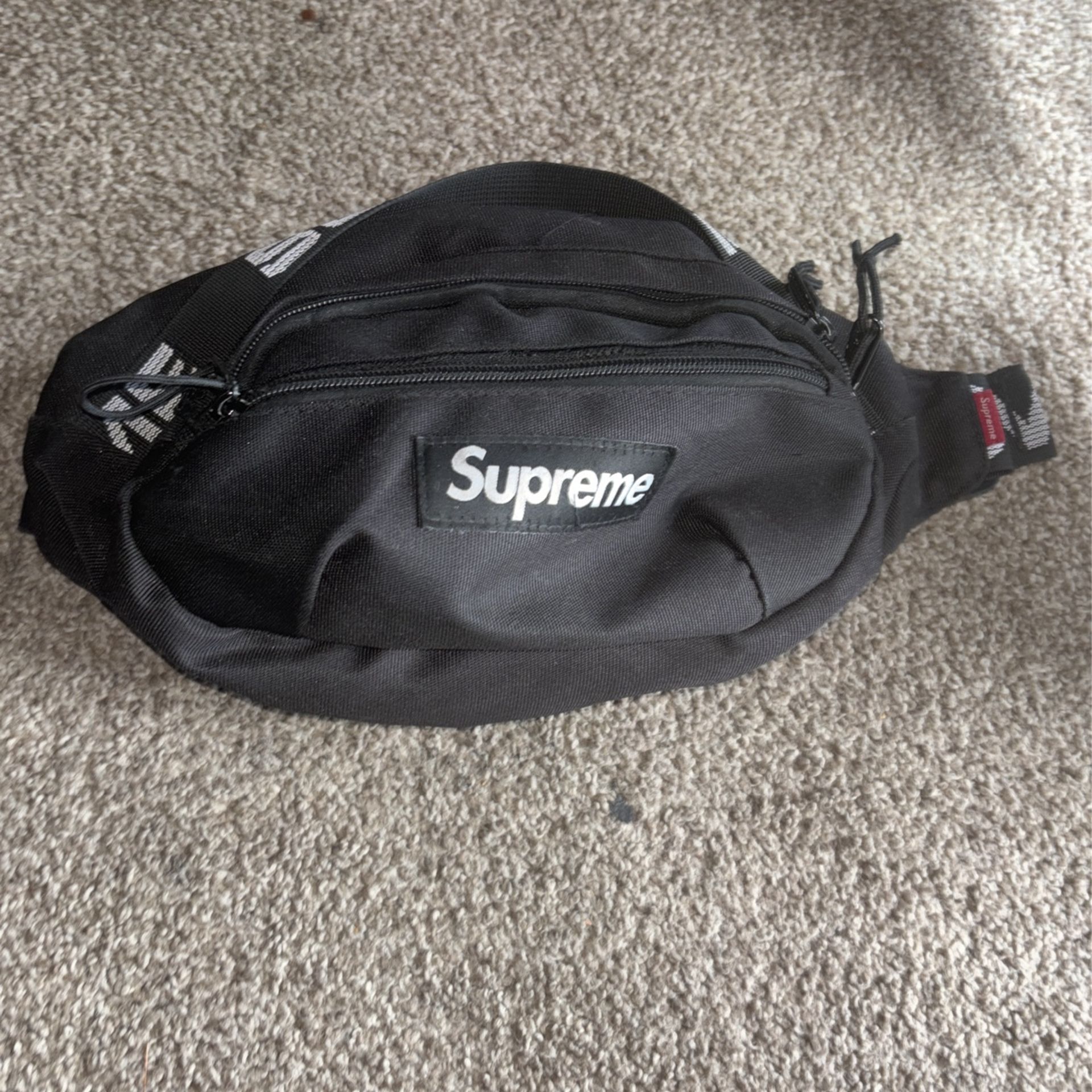 SUPREME Cross Body Bag Never Worn Price Negotibale