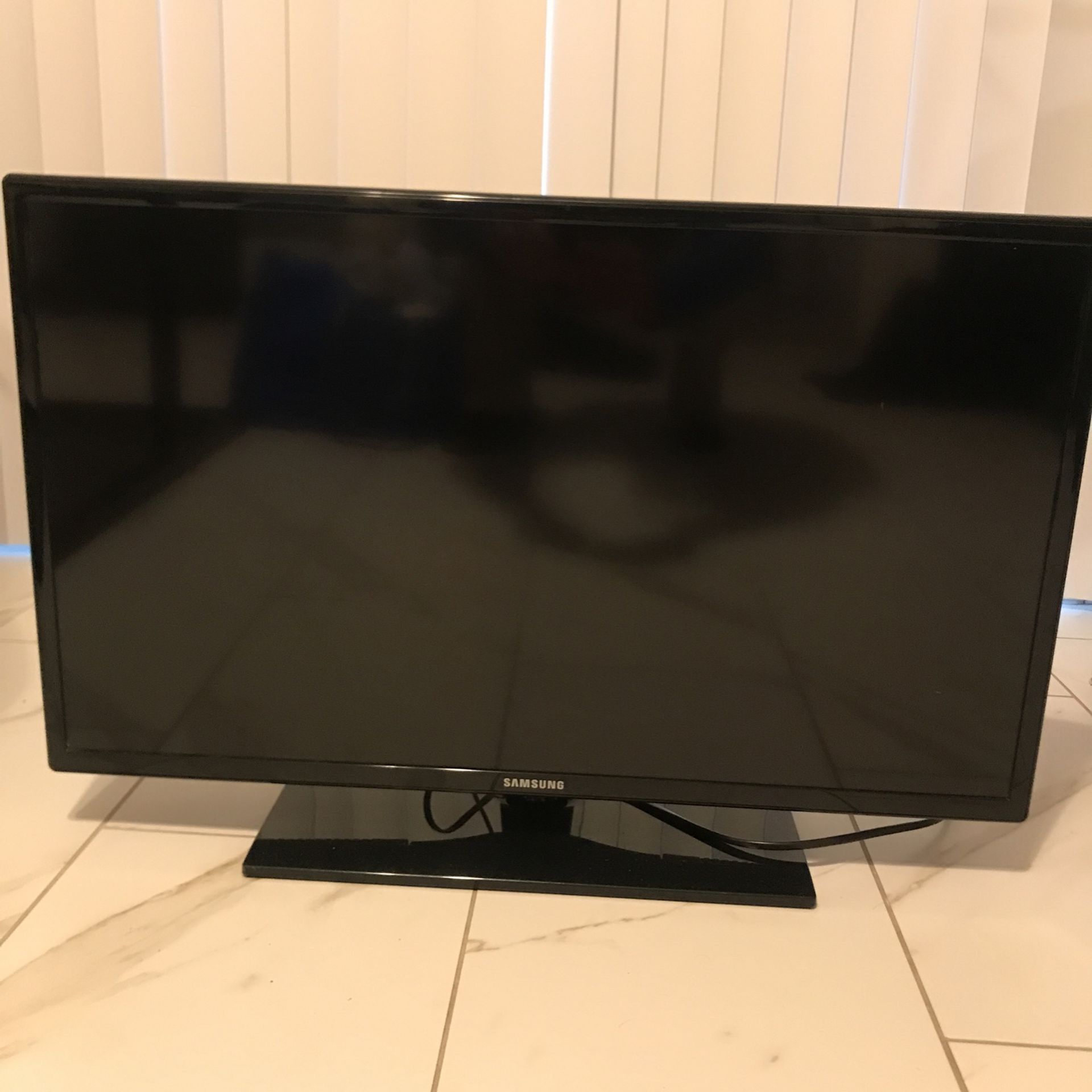 TV Samsung. 33 inches. Remote included. 