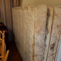 Queen size mattress and Box Spring Like new.