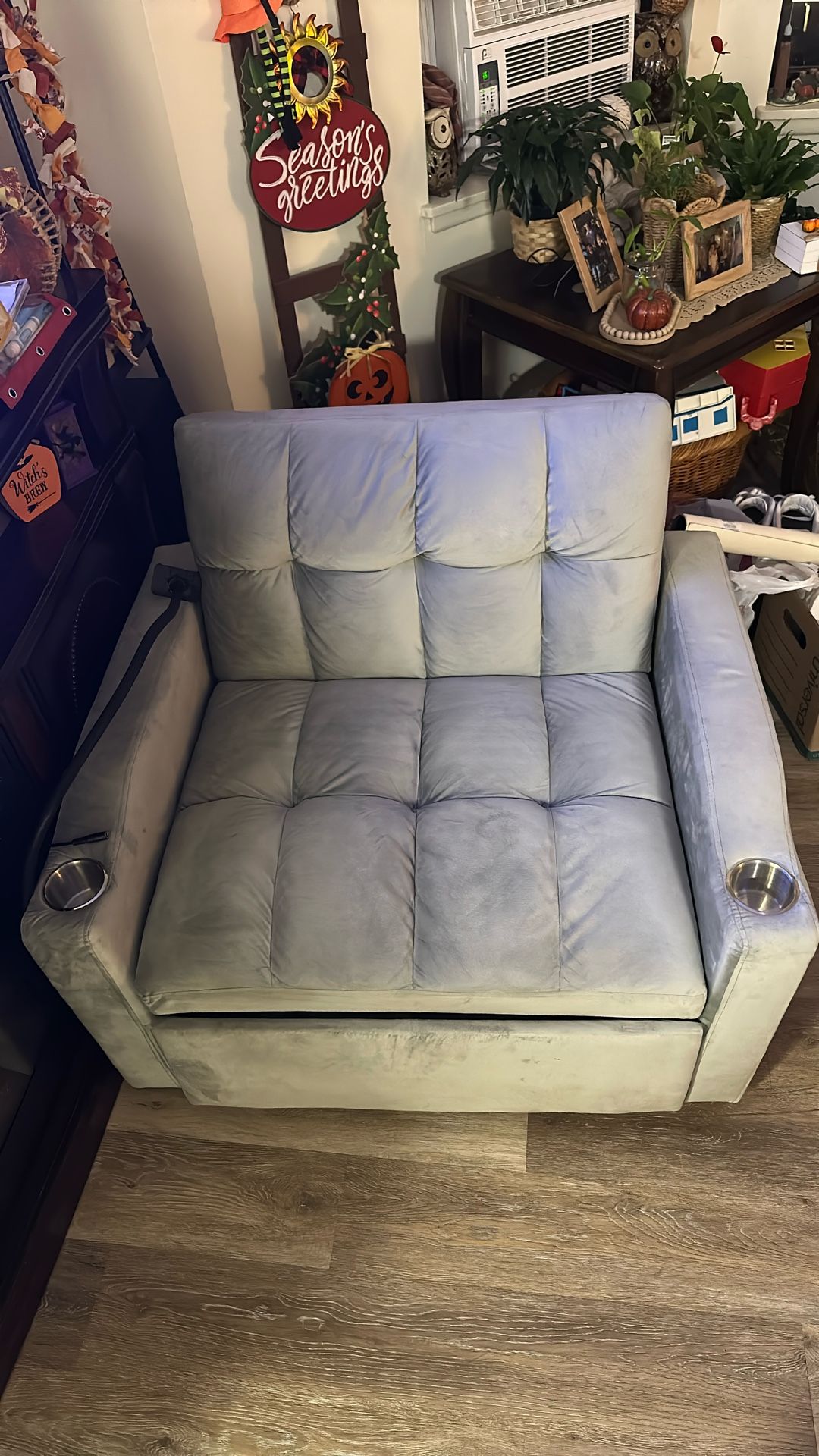 Like New Sleeper Sofa Chair