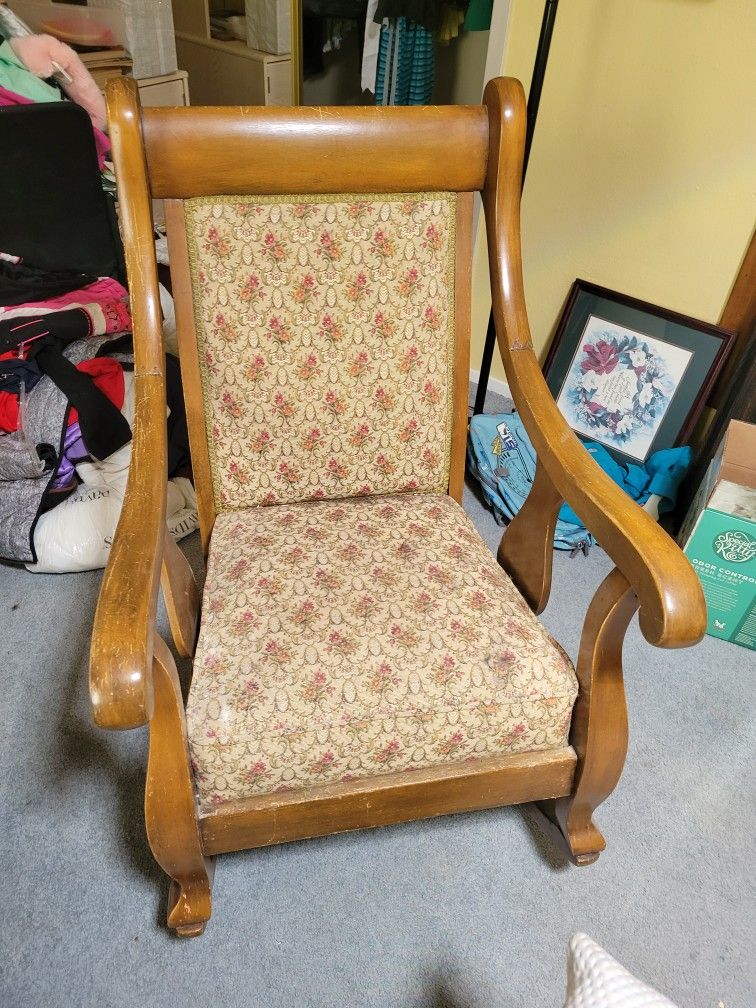 ANTIQUE SOLID WOOD ROCKING CHAIR