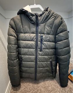 Looking New Levi's Quilted Puffer Jacket with Sherpa Lined Hood Men's -Size Small Recently bought