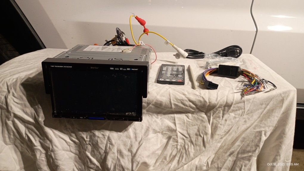 1Ouku Car Stereo / DVD System with accessories and connection kit