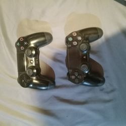 2 ps4 controllers