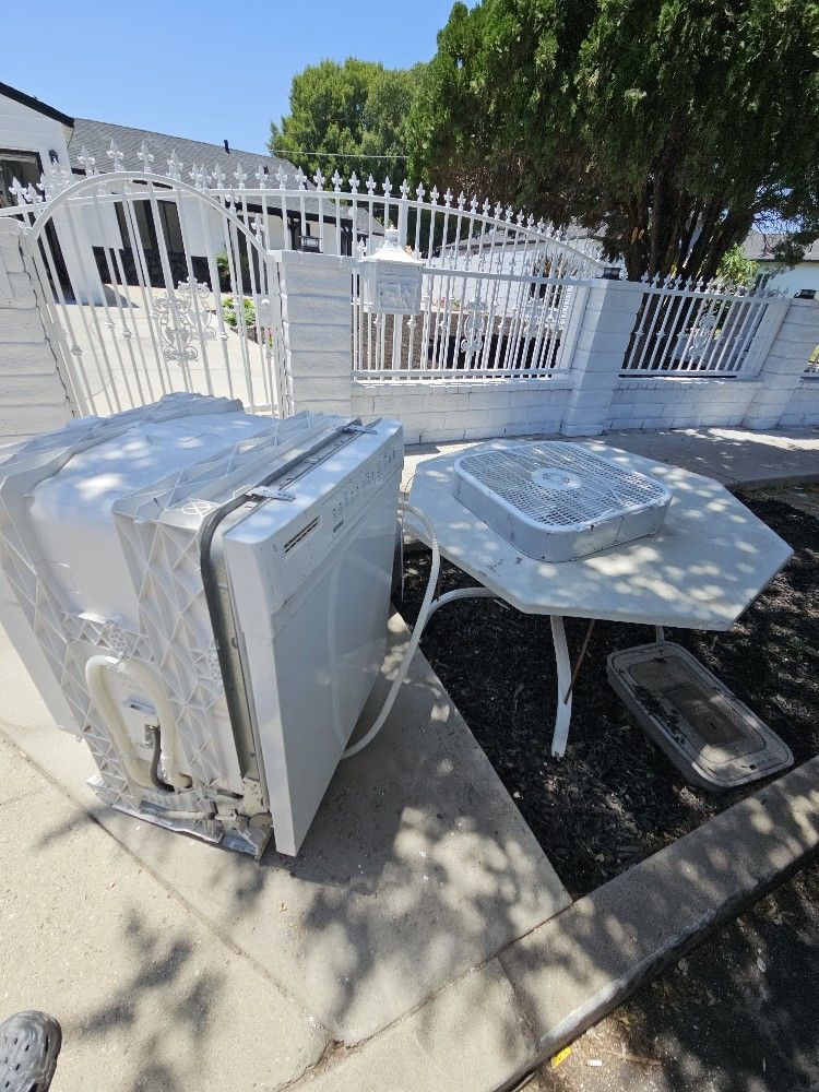 FREE EVERYTHING TODO GRATIS IN RESEDA