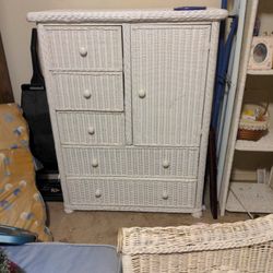 Wicker Curio -cabinet 