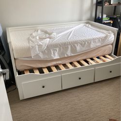 Bevestigen hulp Immoraliteit White Hemnes IKEA Day Bed for Sale in Middle City West, PA - OfferUp