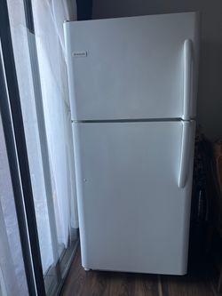 Frigidaire Top-Freezer Refrigerator White