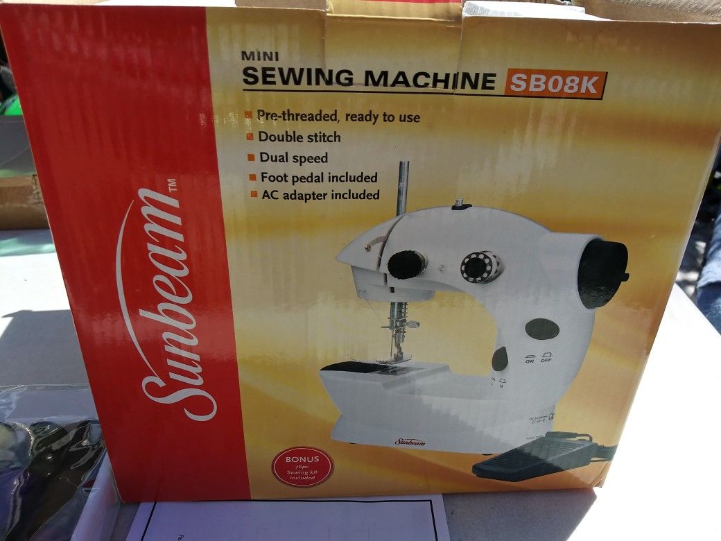 Mini Sewing machine / maquinita de coser