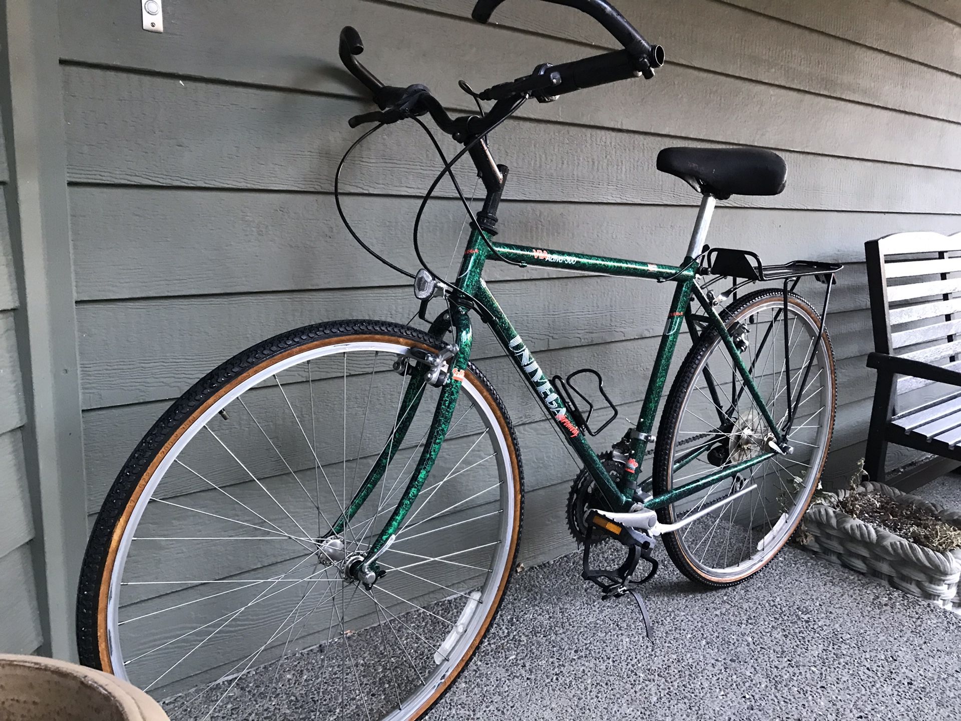 Univega "Via Activa 300" 21-Speed Hybrid Commuter Bike (20" Frame)