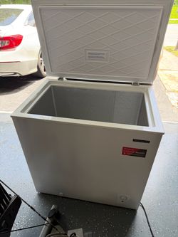 Frigidaire 7.0 cubic ft chest freezer, white deep freezer for garage
