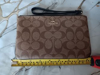 Female wrist wallet, coach.