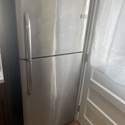 Frigidaire Top freezer Refrigerator