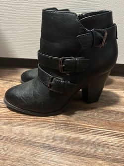 Forever black ankle boot, size 6