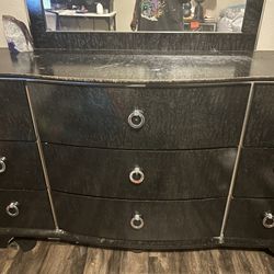 Dresser With Mirror 