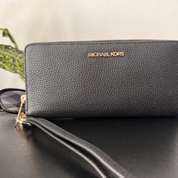 Michael Kors Black Pebbled Leather Zip-Around Wallet Wristlet – Gold Hardware