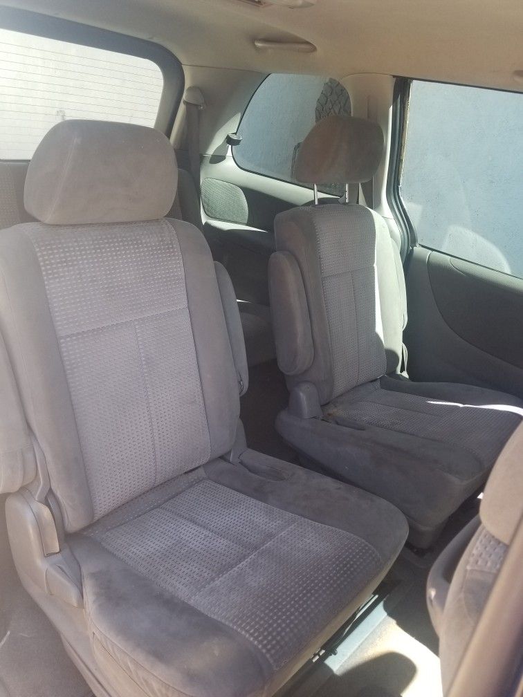 2004 Mazda MPV