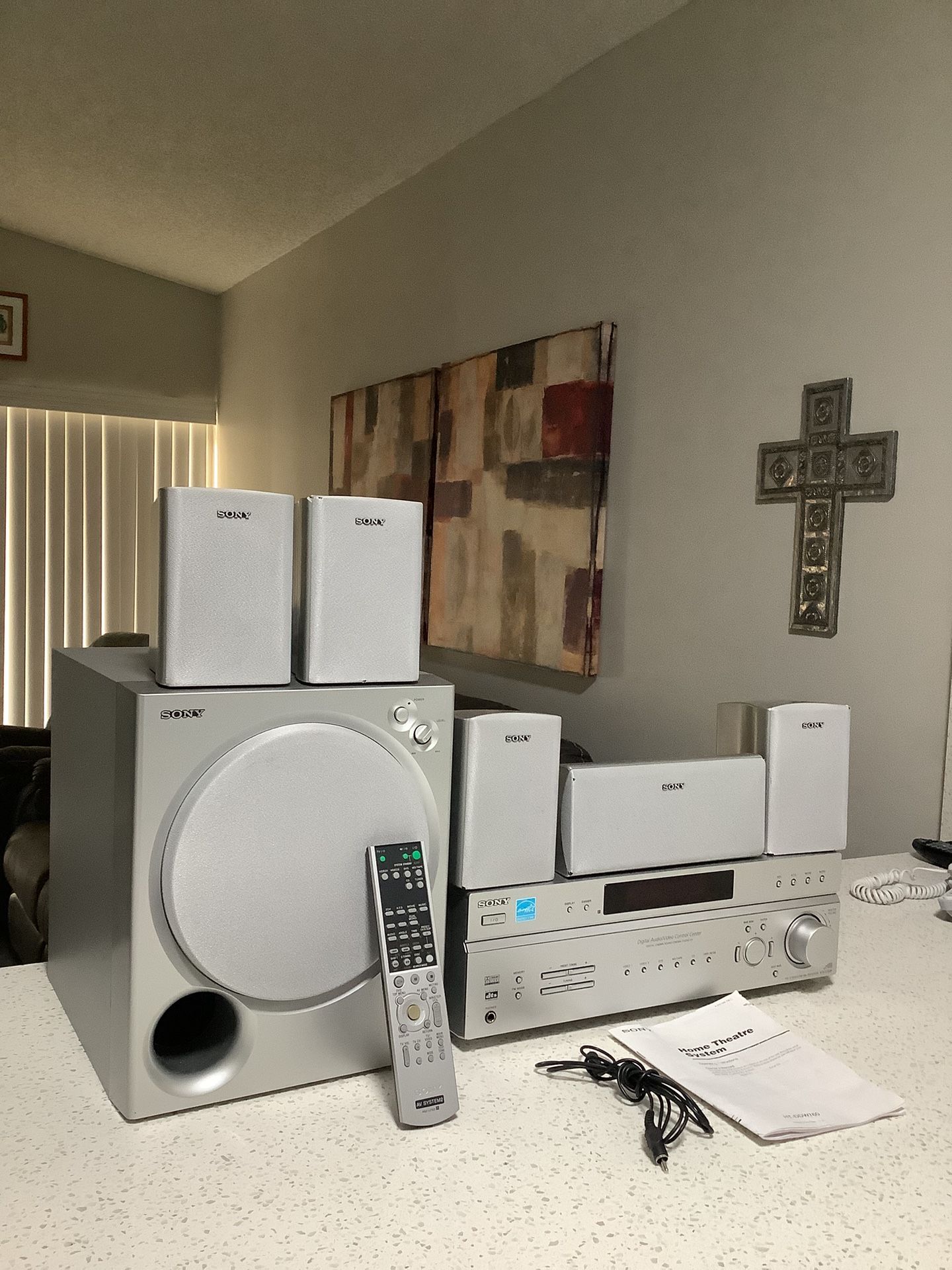 * SONY * HOME THEATER * RECEIVER , 5 SPEAKERS , SUBWOOFER , REMOTE , WIRES AND CABLES , MANUAL . GREAT SOUNDING . EXCELLENT CONDITION . MUST SEE . 