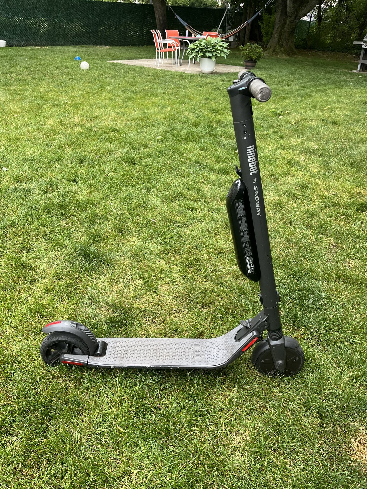 Segway Ninebot ES2 with extended Battery and unlocked speed, runs fast