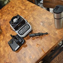 NINJA SMOOTHIE BLENDER 1000 W.  NO PITCHER.